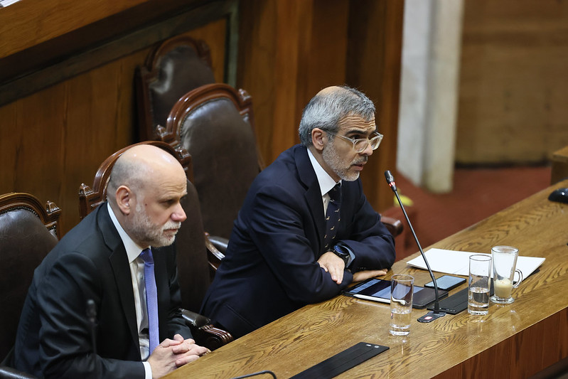 Ministro Luis Cordero, al fondo