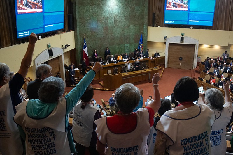 Docentes festejan aprobación de proyecto que entrega aporte por deuda histórica